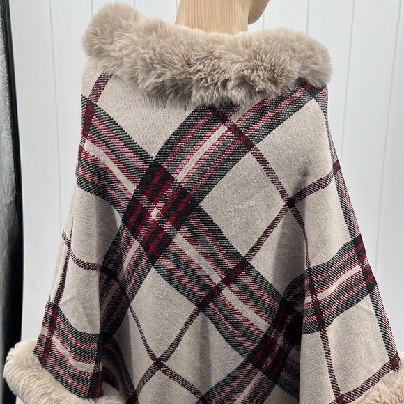 🆕Tartan Plaid V-Shape Poncho W/Faux Fur & Fringe Trim - Picture 8 of 12